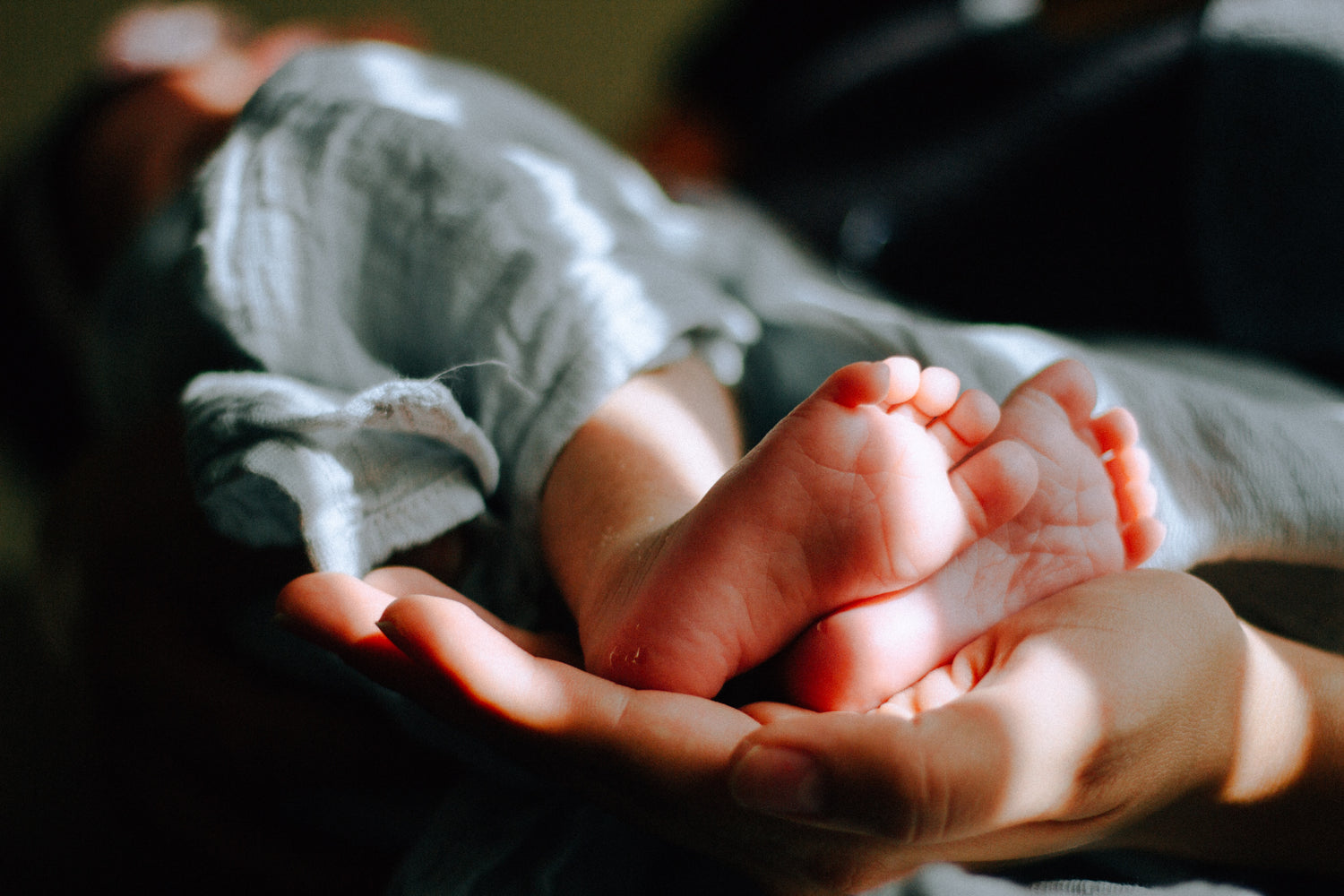 piedini bambino avvolto in una mussola mimuselina