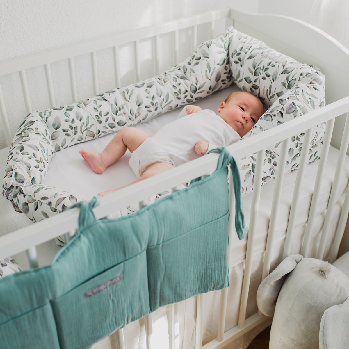Bebé durmiendo en un cuco utilizado como reductor de cuna, brindando un espacio más acogedor y seguro.