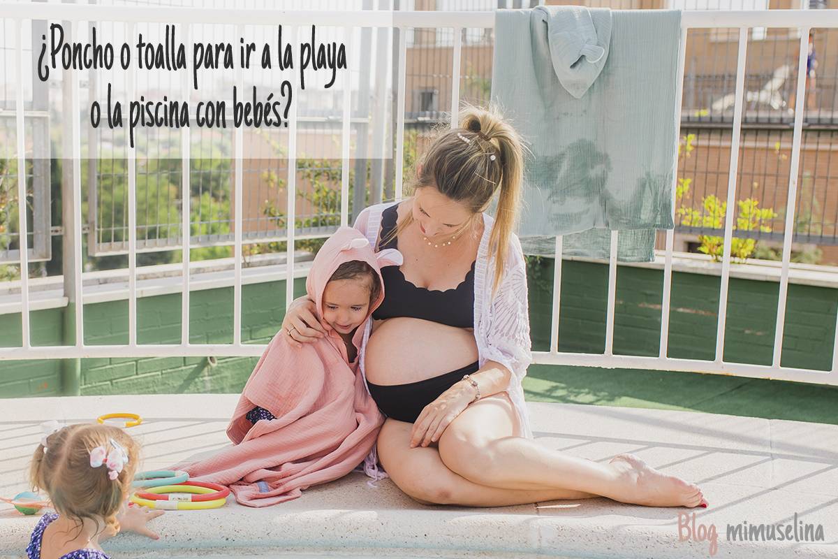 Elegir un poncho o una toalla para ir con bebés a la piscina o la playa
