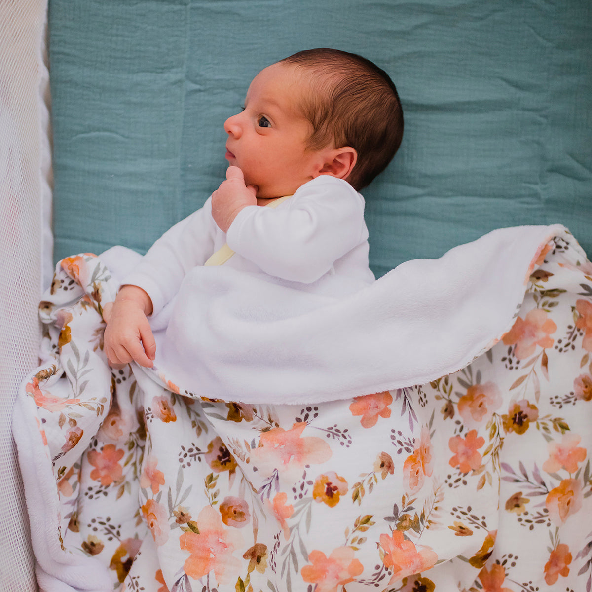 Arrullo para bebé ¿Muselinas o mantas para bebés? - Blog de Cestaland
