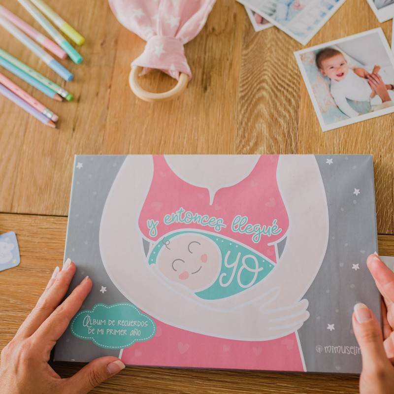 Este librito para bebes pretende resumir la llegada del bebe con fotos,  recuerdos y mensajes. Es p…